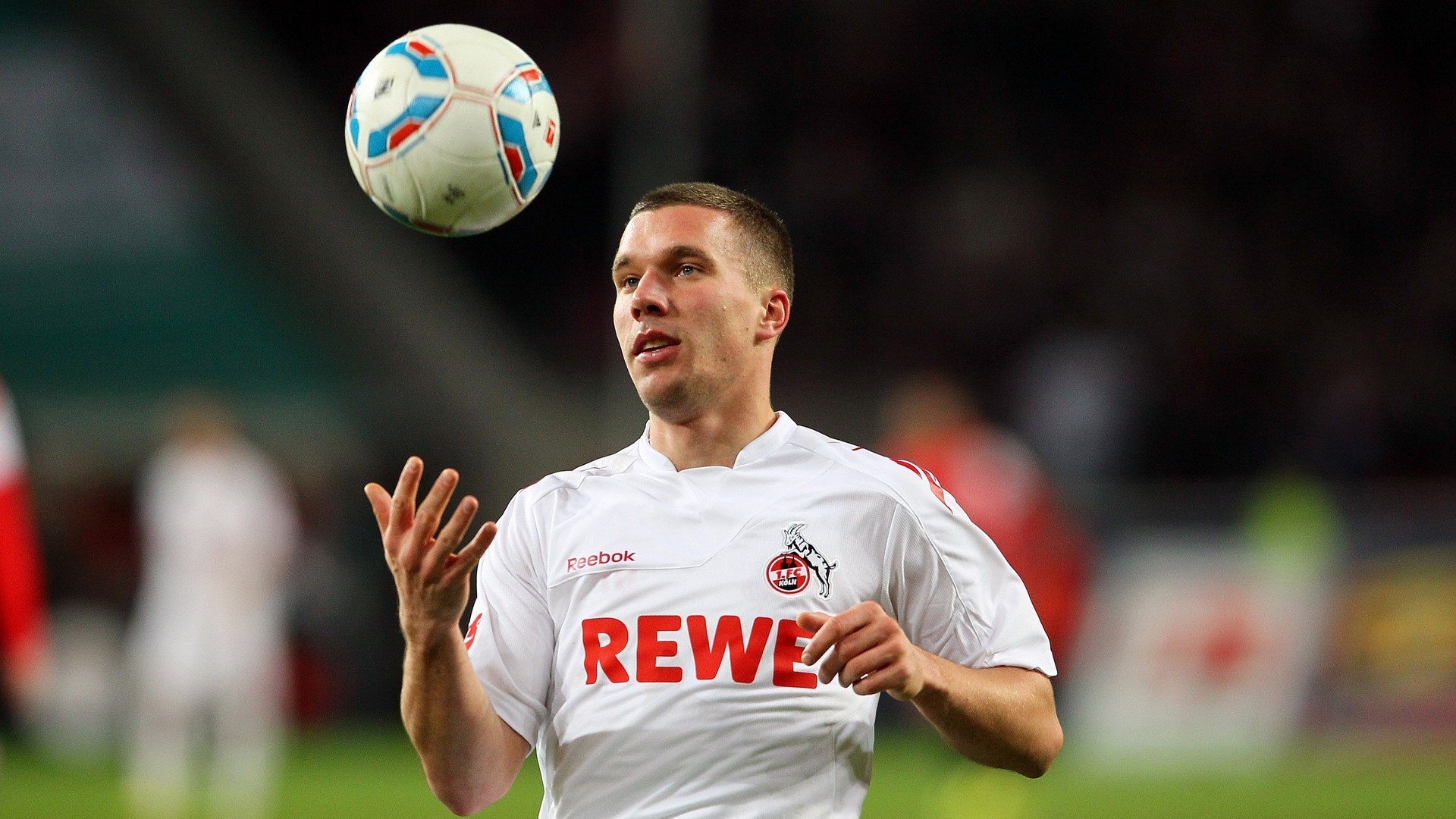 中国足球入场券销售新策略，推进全民参与，一场足球赛的入场券30元一张,降价后观众增加了50%